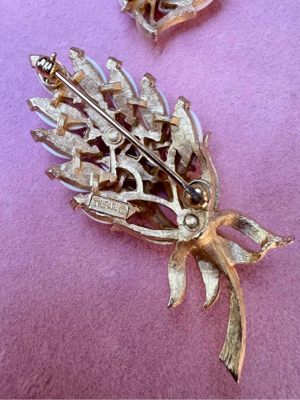 Vintage Crown Trifari Floral Brooch and Clip-On Earrings Set *RARE* - Picture 3 of 12
